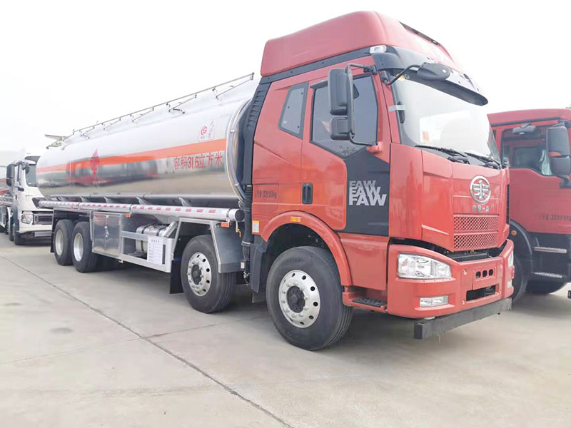 解放前四后八30方油罐车