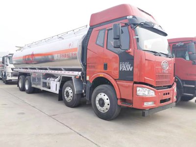 解放前四后八30方油罐车