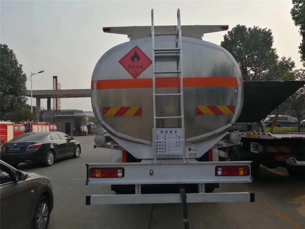 重汽汕德卡前四后八30.5方铝合金运油车20吨不超载