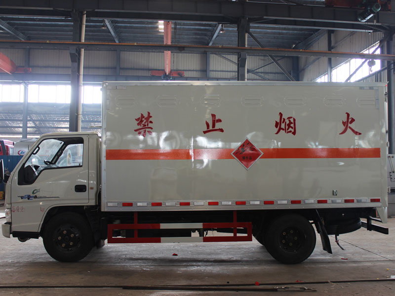 江铃4米2(蓝牌)杂项危险品厢式车
